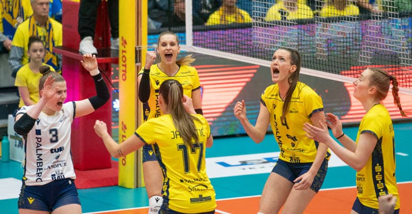 17 12 2025, Volleyball, Women, VBL, 1 VBL, 1 Volleyball Bundesliga, Season 2025 26, 9 Matchday, SSC Palmberg Schwerin USC Münster, The Schwerin volleyball players cheer Schwerin Palmberg Arena Mecklenburg-Vorpommern Germany