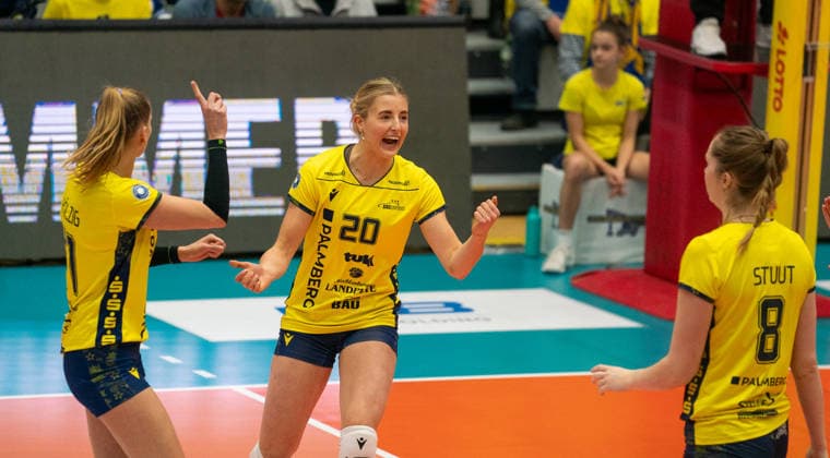 17 12 2025, Volleyball, Women, VBL, 1 VBL, 1 Volleyball Bundesliga, Season 2025 26, 9 Matchday, SSC Palmberg Schwerin USC Münster, Anne Hölzig SSC Palmberg Schwerin, left, Jet Kok SSC Palmberg Schwerin, center and Britte Stuut SSC Palmberg Schwerin, right cheer Schwerin Palmberg Arena Mecklenburg Vorpommern Germany