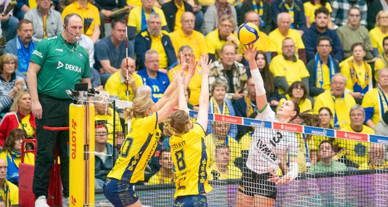 17 12 2025, Volleyball, Women, VBL, 1 VBL, 1 Volleyball Bundesliga, Season 2025 26, 9 Matchday, SSC Palmberg Schwerin USC Münster, Jet Kok SSC Palmberg Schwerin, left and Britte Stuut SSC Palmberg Schwerin, center against Esther Spöler USC Münster, right Schwerin Palmberg Arena Mecklenburg Vorpommern Germany