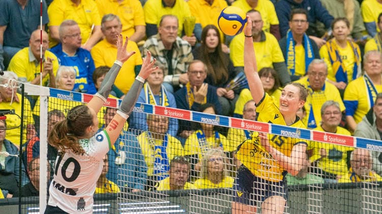 17 12 2025, Volleyball, Women, VBL, 1 VBL, 1 Volleyball Bundesliga, Season 2025 26, 9 Matchday, SSC Palmberg Schwerin USC Münster, Mia Kirchhoff SSC Palmberg Schwerin, right against Amelie Strothoff USC Münster, left Schwerin Palmberg Arena Mecklenburg Vorpommern Germany