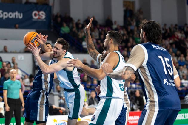 Legia Warszawa - MLP Academics Heidelberg 17.12.2025 basketball , Warsaw, Basketball Champions League BCL (koszykowka, Liga Mistrzow), game match Legia Warszawa - MLP Academics Heidelberg image shows: Andrzej Pluta (2L) photo Katarzyna Plewcyznska Fotostyk Copyright: xKatarzynaxPlewczynskax 20251217FCTKP241