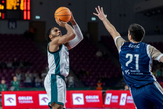 Legia Warszawa - MLP Academics Heidelberg 17.12.2025 basketball , Warsaw, Basketball Champions League BCL (koszykowka, Liga Mistrzow), game match Legia Warszawa - MLP Academics Heidelberg image shows: Jayvon Graves (L) Mateo Seric (R) photo Katarzyna Plewcyznska Fotostyk Copyright: xKatarzynaxPlewczynskax 20251217FCTKP106