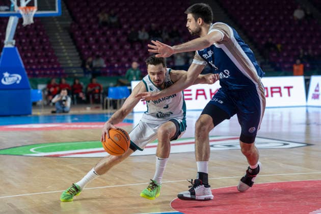 Legia Warszawa - MLP Academics Heidelberg 17.12.2025 basketball , Warsaw, Basketball Champions League BCL (koszykowka, Liga Mistrzow), game match Legia Warszawa - MLP Academics Heidelberg image shows: Andrzej Pluta (L) photo Katarzyna Plewcyznska Fotostyk Copyright: xKatarzynaxPlewczynskax 20251217FCTKP065