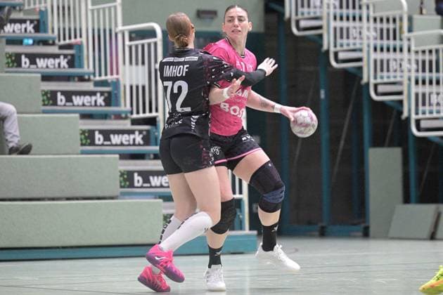 Gabriela Clausson Bitolo TusSies Metzingen, 22 vs Margaux Imhof ATH Strasbourg, 72 TusSies Metzingen vs ATH Strasbourg, handball, test match, 2025 2026 season, 17 12 2025 TusSies Metzingen vs ATH Strasbourg, handball, test match, 2025 2026 season, 17 12 2025 Metzingen Copyright: xEibner-Pressefoto TobiasxBaurx EP_TBR