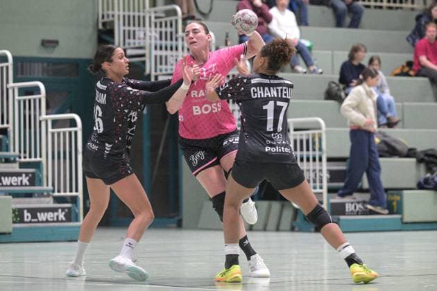 Gabriela Clausson Bitolo TusSies Metzingen, 22 against Dalila Abdesselam ATH Strasbourg, 26 and Melissa Chantelly ATH Strasbourg, 17 TusSies Metzingen vs ATH Strasbourg, handball, test match, season 2025 2026, 17 12 2025 TusSies Metzingen vs ATH Strasbourg, handball, test match, season 2025 2026, 17 12 2025 Metzingen Copyright: xEibner-Pressefoto TobiasxBaurx EP_TBR