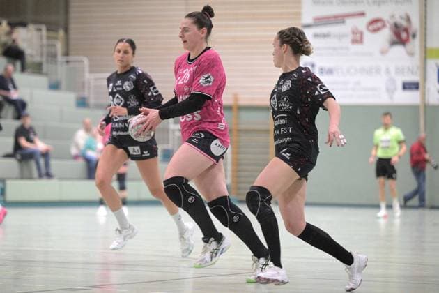 Svenja Huebner TusSies Metzingen, 26 vs Albane Frachon ATH Strasbourg, 35 TusSies Metzingen vs ATH Strasbourg, handball, test match, 2025 2026 season, 17 12 2025 TusSies Metzingen vs ATH Strasbourg, handball, test match, 2025 2026 season, 17 12 2025 Metzingen Copyright: xEibner-Pressefoto TobiasxBaurx EP_TBR