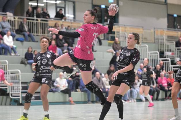 Svenja Huebner TusSies Metzingen, 26 vs Albane Frachon ATH Strasbourg, 35 TusSies Metzingen vs ATH Strasbourg, handball, test match, 2025 2026 season, 17 12 2025 TusSies Metzingen vs ATH Strasbourg, handball, test match, 2025 2026 season, 17 12 2025 Metzingen Copyright: xEibner-Pressefoto TobiasxBaurx EP_TBR