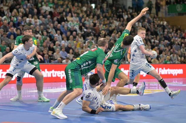 17 12 2025, Lemgos attack, on the ball Lemgos Nils Versteijnen, handball, DHB Pokal, SC DHfK Leipzig TBV Lemgo Lippe, c Dresden