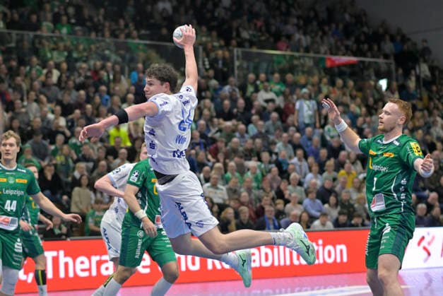 17 12 2025, Lemgos Joel Willecke throws, Handball, DHB Pokal, SC DHfK Leipzig TBV Lemgo Lippe, c Dresden