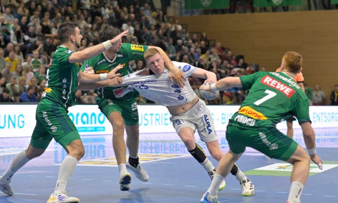 17 12 2025, Lemgos Nils Versteijnen in Leipzigs tight spot, Handball, DHB Pokal, SC DHfK Leipzig TBV Lemgo Lippe, c Dresden