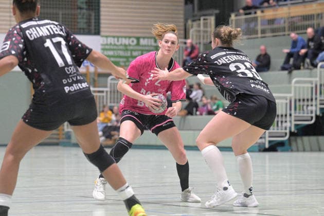 Selina Lindemann TusSies Metzingen, 02 vs Nora Snedkerud ATH Strasbourg, 33 TusSies Metzingen vs ATH Strasbourg, handball, test match, season 2025 2026, 17 12 2025 TusSies Metzingen vs ATH Strasbourg, handball, test match, season 2025 2026, 17 12 2025 Metzingen Copyright: xEibner-Pressefoto TobiasxBaurx EP_TBR