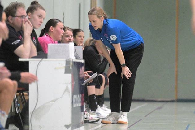 Miriam Hirsch TusSies Metzingen, coach in conversation with Carolin Huebner TusSies Metzingen, 56 TusSies Metzingen vs ATH Strasbourg, handball, test match, 2025 2026 season, 17 12 2025 TusSies Metzingen vs ATH Strasbourg, handball, test match, 2025 2026 season, 17 12 2025 Metzingen Copyright: xEibner-Pressefoto TobiasxBaurx EP_TBR