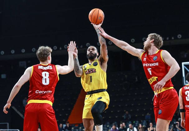 Mersin Spor v Filou Oostende - Basketball Champions League MERSIN, TURKIYE - DECEMBER 17: Justin Cobbs (C) of Mersin Spor in action against Joppe Mennes (8) and Max Fiedler (R) of Filou Oostende during the Basketball Champions League group G match between Mersin Spor and Filou Oostende at Servet Tazegul Arena in Mersin, Turkiye on December 17, 2025. Serkan Avci Anadolu Mersin Turkey. Editorial use only. Please get in touch for any other usage.  Copyright: x2025xAnadoluxSerkanxAvcix