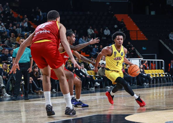 Mersin Spor v Filou Oostende - Basketball Champions League MERSIN, TURKIYE - DECEMBER 17: Anthony Cowan (R) of Mersin Spor in action against Aaron Estrada (2nd L) of Filou Oostende during the Basketball Champions League group G match between Mersin Spor and Filou Oostende at Servet Tazegul Arena in Mersin, Turkiye on December 17, 2025. Serkan Avci Anadolu Mersin Turkey. Editorial use only. Please get in touch for any other usage.  Copyright: x2025xAnadoluxSerkanxAvcix