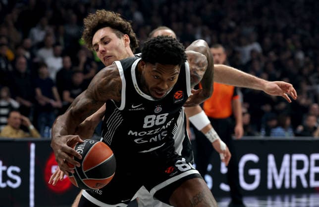 Partizan v Virtus, Euroleague, season 2025 2026, round 16 Belgrade, Serbia. 17th Dec, 2025. Partizan s Tyrique Jones vies with Virtus Bologna s Alessandro Pajola during Euroleague basketball match between Partizan and Virtus on December 17. 2025. in Belgrade, Serbia. Belgrade Serbia Copyright: xPedjaxMilosavljevic STARSPORTx