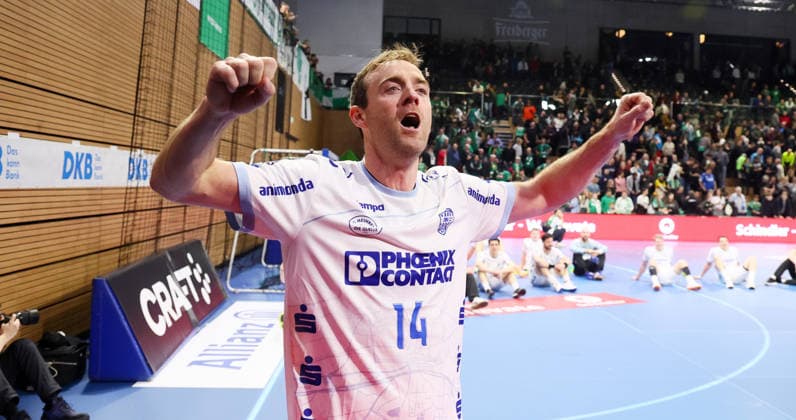 Dresden, 17 12 2025, Ballsportarena, Handball, DHB Pokal, Viertelfinale , SC DHfK Leipzig vs TBV Lemgo 27 35, Im Bild Lemgo celebrates the entry into the FinalFour Bobby Schagen 14, Lemgo , Nur zur redaktionellen Nutzung Only editorial use , DHB HBL regulations prohibit any use of photographs as image sequences and or quasi video ,