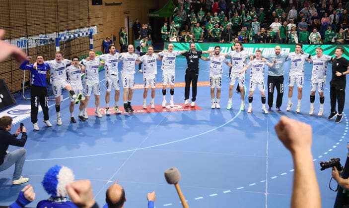 Dresden, 17 12 2025, Ballsportarena, Handball, DHB Pokal, Quarterfinal , SC DHfK Leipzig vs TBV Lemgo 27 35, In the picture Lemgo celebrates the entry into the FinalFour , For editorial use only Only editorial use , DHB HBL regulations prohibit any use of photographs as image sequences and or quasi video ,