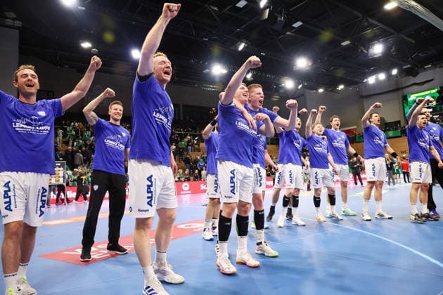 Dresden, 17 12 2025, Ballsportarena, Handball, DHB Pokal, Quarterfinal , SC DHfK Leipzig vs TBV Lemgo 27 35, In the picture Lemgo celebrates the entry into the FinalFour , For editorial use only Only editorial use , DHB HBL regulations prohibit any use of photographs as image sequences and or quasi video ,