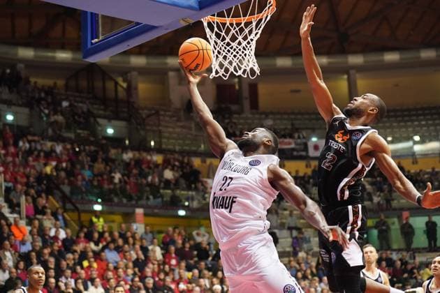 Foto IPP Giada Genzo Trieste 17 12 2025 Basketball Champions League - 2025 2026 Pallacanestro Trieste - Basket Wurzburg nella foto Eddy EDIGIN a ceanestro contro la difesa di Markel BROWN - Italy Photo Press - World Copyright - italy ITALY  Copyright: xR4924_italyphotopressx