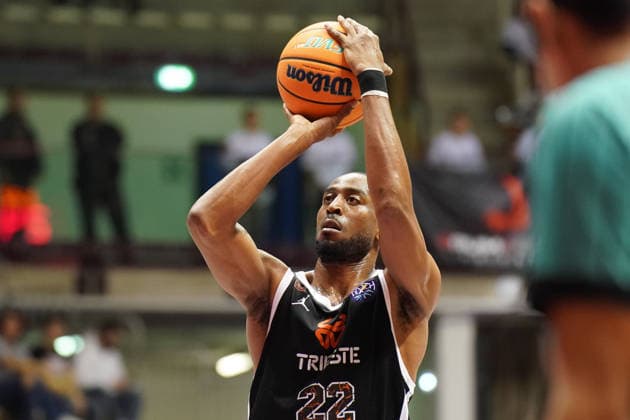 Foto IPP Giada Genzo Trieste 17 12 2025 Basketball Champions League - 2025 2026 Pallacanestro Trieste - Basket Wurzburg nella foto Markel BROWN - Italy Photo Press - World Copyright - italy ITALY  Copyright: xR4924_italyphotopressx