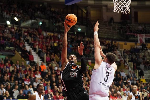 Foto IPP Giada Genzo Trieste 17 12 2025 Basketball Champions League - 2025 2026 Pallacanestro Trieste - Basket Wurzburg nella foto Jeff BROOKS 3 – Leo SAFFER - Italy Photo Press - World Copyright - italy ITALY  Copyright: xR4924_italyphotopressx