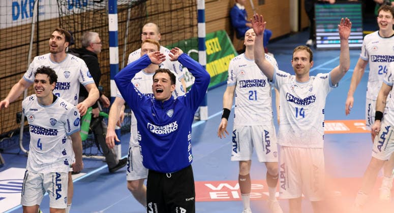 Dresden, 17 12 2025, Ballsportarena, Handball, DHB Pokal, Quarterfinal , SC DHfK Leipzig vs TBV Lemgo 27 35, In the picture Lemgo celebrates the entry into the FinalFour , For editorial use only Only editorial use , DHB HBL regulations prohibit any use of photographs as image sequences and or quasi video ,