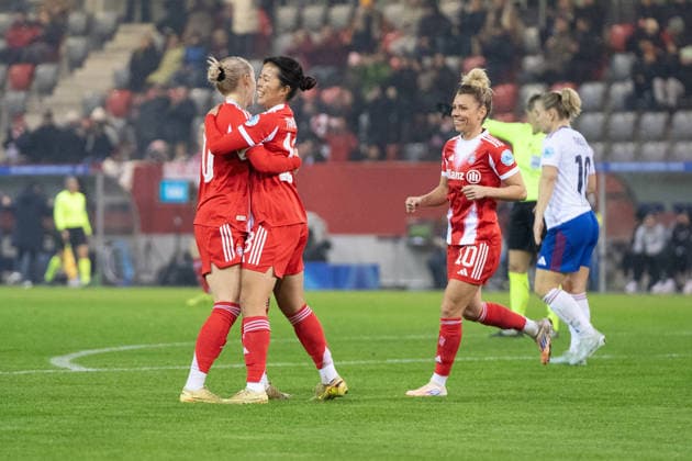 Franziska Kett 20 Bayern , Momoko Tanikawa 18 Bayern and Linda Dallmann 10 FC Bayern celebrate the 1-0 goal during the UEFA Womens Champions League match FC Bayern Munich Valerenga IF on 17 12 2025 Munich FC Bayern Campus Bayern Germany