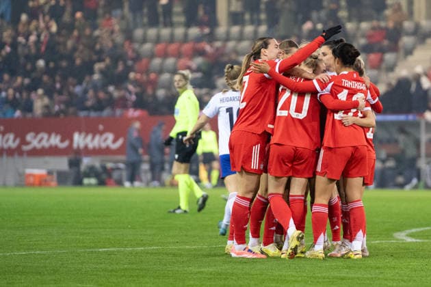 Vanessa Gilles 2 Bayern , Jovana Damnjanovic 9 Bayern , Momoko Tanikawa 18 Bayern and Linda Dallmann 10 FC Bayern celebrate the 1-0 goal during the UEFA Womens Champions League match FC Bayern Munich Valerenga IF on 17 12 2025 Munich FC Bayern Campus Bayern Germany