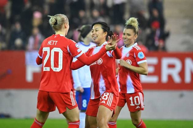 Goal celebration Momoko TANIKAWA FCB,r after goal to 1 0 with Franziska KETT FCB ,r Linda DALLMANN FCB , cheering,joy,enthusiasm,action FC Bayern Muenchen Valerenga Oslo Football Womens Champions League on 17 12 2025 FC Bayern Campus