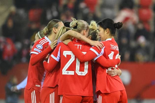 Goal celebration around Momoko TANIKAWA FCB,re after goal to 1 0 jubilation,joy,enthusiasm,action FC Bayern Muenchen Valerenga Oslo Womens Champions League on 17 12 2025 FC Bayern Campus