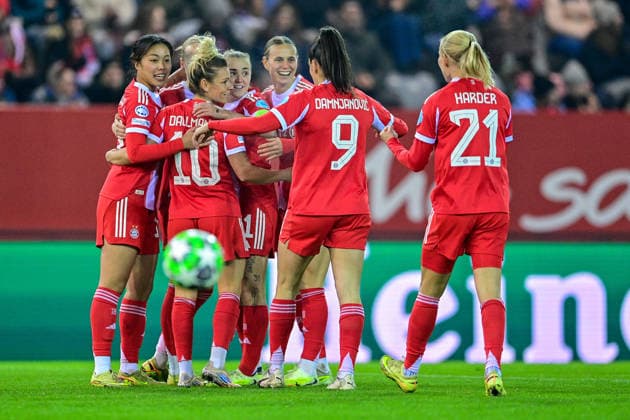 FC Bayern players with goal celebration, celebrate the goal, goal, celebration, jubilation over the goal to 1 0 by Momoko TANAKINAWA FC Bayern, FCB, 18 1 v li , optimistic, action, action, 17 12 2025, Munich Germany , Football, UEFA Womens Champions League, League Phase 6 Matchday, FC Bayern Munich Valerenga IF xslx