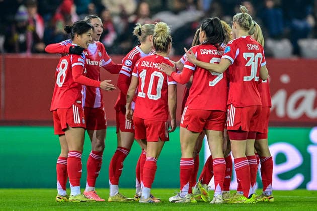 FC Bayern players with goal celebration, celebrate the goal, goal, celebration, jubilation over the goal to 1 0 by Momoko TANAKINAWA FC Bayern, FCB, 18 1 v li , optimistic, action, action, 17 12 2025, Munich Germany , Football, UEFA Womens Champions League, League Phase 6 Matchday, FC Bayern Munich Valerenga IF xslx