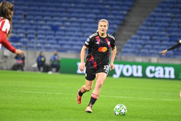 Football : OL Lyonnes v Atletico Madrid - UEFA Womens champions league Lindsey Heaps of Lyon training during the UEFA Womens champions league match between OL Lyonnes and Atletico Madrid at Groupama Stadium Decines Charpieu Lyon France on December 17, 2025 LYONFrance  Copyright: xMouradxAllilix