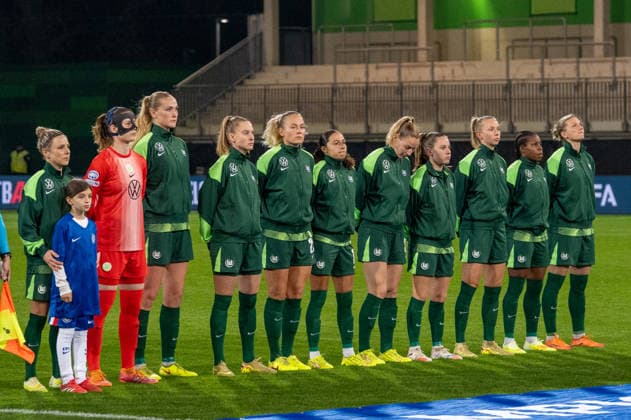 Germany, Football, UEFA, Womens Champions League, Matchday 6 2025 2026 VfL Wolfsburg Chelsea FC on 17 12 in Wolfsburg AOK Stadion The starting eleven of VfL Wolfsburg during the Champions League anthem Copyright: xSvenxHeidmannx