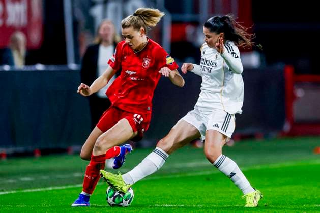 Eva Oude Elberink of FC Twente and Maria Mendez of Real Madrid battle for the ball FC Twente v Real Madrid CF, UEFA Women s Champions League 2025 26 League Phase MD6, FC Twente v Real Madrid CF, FC Twente Stadium, December 17, 2025, Enschede, Netherlands.