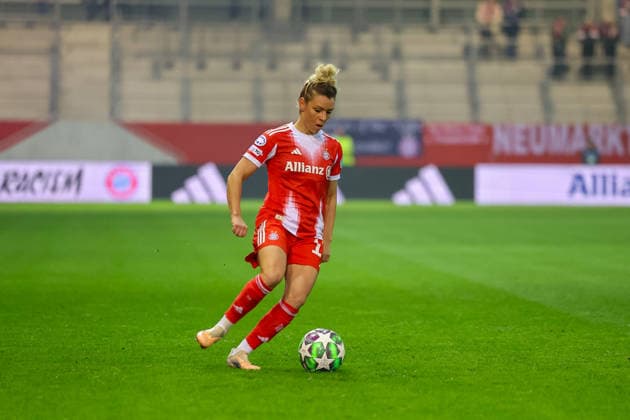 Linda Dallmann FC Bayern Muenchen, 10 with ball, GER, FC Bayern Muenchen vs Valerenga IF, Football, UEFA Womens Champions League, League phase, Matchday 6, 2025 2026 season, 17 12 2025, GER, FC Bayern Muenchen vs Valerenga IF, Football, UEFA Womens Champions League, League phase, Matchday 6, 2025 2026 season, 17 12 2025 Muenchen Copyright: xEibner-Pressefoto JennixMaulx EP_JML