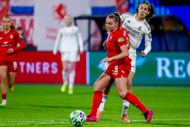 Jaimy Ravensbergen of FC Twente battle for the ball FC Twente v Real Madrid CF, UEFA Women s Champions League 2025 26 League Phase MD6, FC Twente v Real Madrid CF, FC Twente Stadium, December 17, 2025, Enschede, Netherlands.