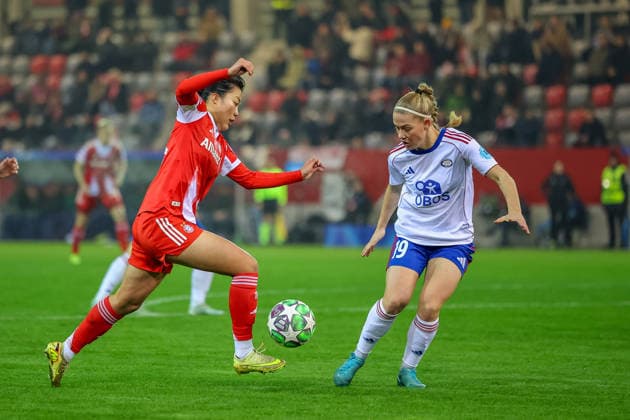 Momoko Tanikawa FC Bayern Muenchen, 18 with Saedis Run Heidarsdottir Valerenga IF, 19 , GER, FC Bayern Muenchen vs Valerenga IF, Football, UEFA Womens Champions League, League Phase, Matchday 6, 2025 2026 Season, 17 12 2025, GER, FC Bayern Muenchen vs Valerenga IF, Football, UEFA Womens Champions League, League Phase, Matchday 6, 2025 2026 Season, 17 12 2025 Muenchen Copyright: xEibner-Pressefoto JennixMaulx EP_JML