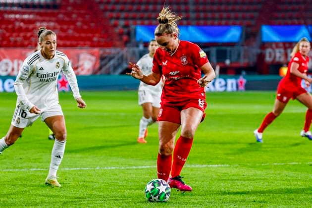 Jaimy Ravensbergen of FC Twente controls the ball FC Twente v Real Madrid CF, UEFA Women s Champions League 2025 26 League Phase MD6, FC Twente v Real Madrid CF, FC Twente Stadium, December 17, 2025, Enschede, Netherlands.