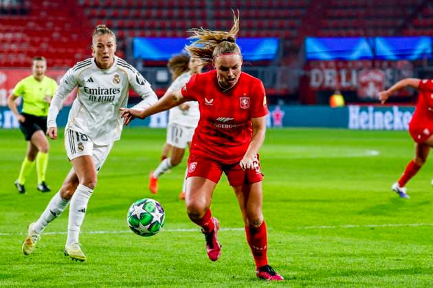 Jaimy Ravensbergen of FC Twente dribbles with the ball FC Twente v Real Madrid CF, UEFA Women s Champions League 2025 26 League Phase MD6, FC Twente v Real Madrid CF, FC Twente Stadium, December 17, 2025, Enschede, Netherlands.