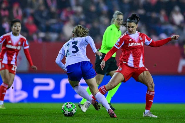v li Eline HEGG Valerenga, 23 Jovana DAMNJANOVIC FC Bayern, FCB, 9 in duel, duel, tackle, dynamic, action, 17 12 2025, Munich Germany , Football, UEFA Womens Champions League, League Phase 6 Matchday, FC Bayern München Valerenga IF xslx