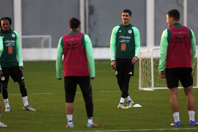 Entrainement de l equipe nationale algerienne de football en pre Aissa Mandi joueur algerien, lors d Entrainement de L equipe nationale algerienne de football en preparation du Coupe d Afrique des nations au maroc 2025, a Alger en Algerie le 17 decembre 2025 (Photo By Billel Bensalem APP) Alger Algerie Copyright: xAlgeriexPressexPhotosxAPPxBillelxBensalemx xAPPx IMG_6235