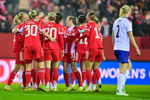 FC Bayern players celebrating the goal, celebrate the goal, goal, celebration, jubilation over the goal to 2 0 by Stine Ballisager PEDERSEN FC Bayern, FCB, 3 covered , optimistic, action, action, Sara HORTE Valerenga, 2 looking disappointed, disappointment, frustration, disappointed, pessimistic, 17 12 2025, Munich Germany , Football, UEFA Womens Champions League, League Phase 6 Matchday, FC Bayern München Valerenga IF xslx
