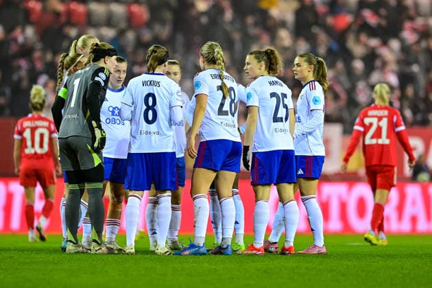 Valerenga players looking disappointed after conceding the 2-0 goal, disappointment, frustration, disappointed, pessimistic, 17 12 2025, Munich Germany , Football, UEFA Womens Champions League, League Phase 6 Matchday, FC Bayern München Valerenga IF xslx