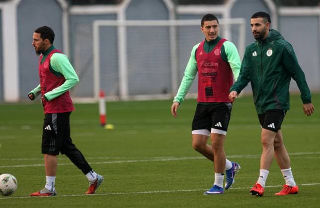 Entrainement de l equipe nationale algerienne de football en pre Ibrahim Maza joueur algerien (c) avec Rayan Ait Nouri (R), lors d Entrainement de L equipe nationale algerienne de football en preparation du Coupe d Afrique des nations au maroc 2025, a Alger en Algerie le 17 decembre 2025 (Photo By Billel Bensalem APP) Alger Algerie Copyright: xAlgeriexPressexPhotosxAPPxBillelxBensalemx xAPPx IMG_6267
