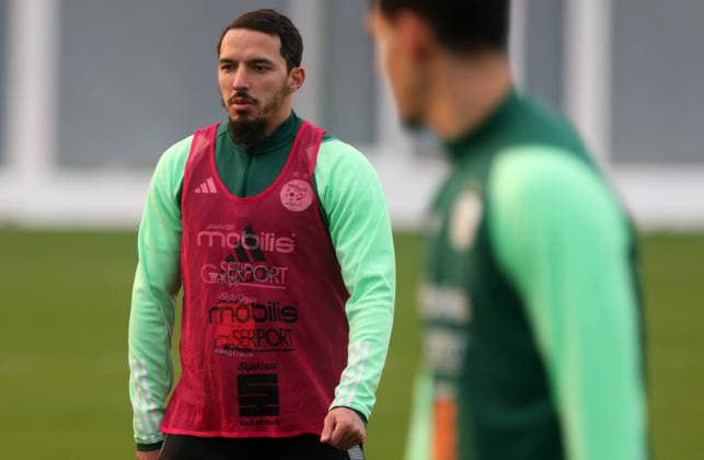 Entrainement de l equipe nationale algerienne de football en pre Ismael Bennacer joueur algerien, lors d Entrainement de L equipe nationale algerienne de football en preparation du Coupe d Afrique des nations au maroc 2025, a Alger en Algerie le 17 decembre 2025 (Photo By Billel Bensalem APP) Alger Algerie Copyright: xAlgeriexPressexPhotosxAPPxBillelxBensalemx xAPPx IMG_6283