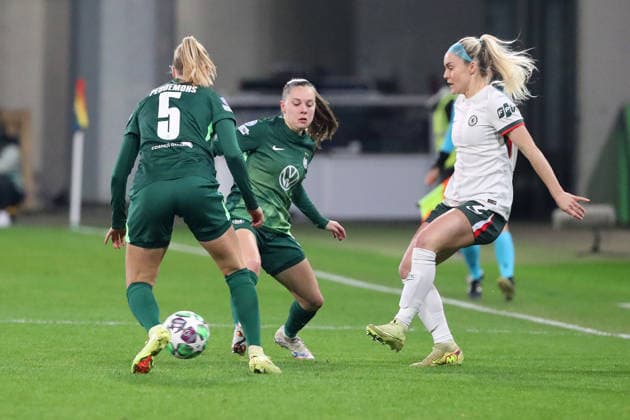 VfL vs Chelsea, CL Women Wolfsburg, 17 12 2025, FOOTBALL VfL Wolfsburg vs FC Chelsea, Champions League Women, Season 2025 26 Janou Levels VfL Wolfsburg , Ellie Carpenter Chelsea Wolfsburg