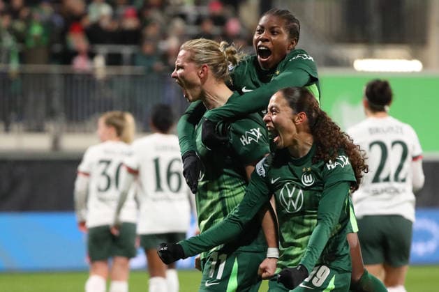 VfL vs Chelsea, CL Women Wolfsburg, 17 12 2025, FOOTBALL VfL Wolfsburg vs Chelsea FC, Champions League Women, Season 2025 26 Alexandra Popp VfL Wolfsburg cheers with the team after her goal to make it 1 0 Wolfsburg
