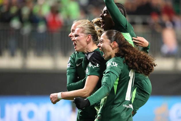 VfL vs Chelsea, CL Women Wolfsburg, 17 12 2025, FOOTBALL VfL Wolfsburg vs Chelsea FC, Champions League Women, Season 2025 26 Alexandra Popp VfL Wolfsburg cheers with the team after her goal to make it 1 0 Wolfsburg