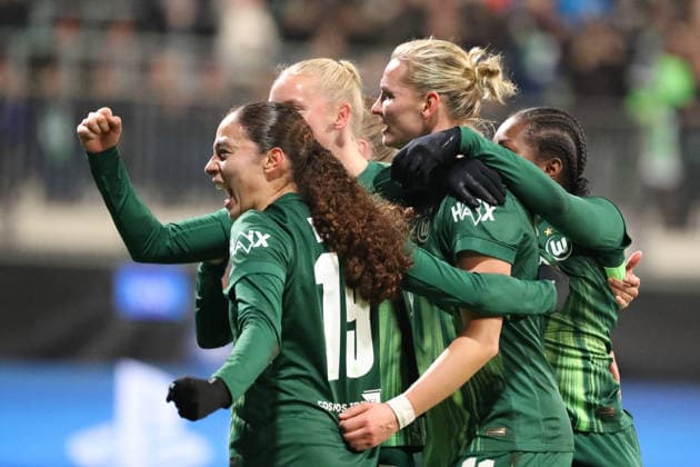 VfL vs Chelsea, CL Women Wolfsburg, 17 12 2025, FOOTBALL VfL Wolfsburg vs Chelsea FC, Champions League Women, Season 2025 26 Alexandra Popp VfL Wolfsburg cheers with the team after her goal to make it 1 0 Wolfsburg